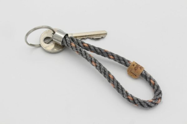 Upcycling Schlüsselanhänger aus einem Stück Fischerseil in Grau/Orange
