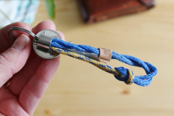 Upcycling Schlüsselanhänger aus einem Stück Fischerseil in Blau/Gelb