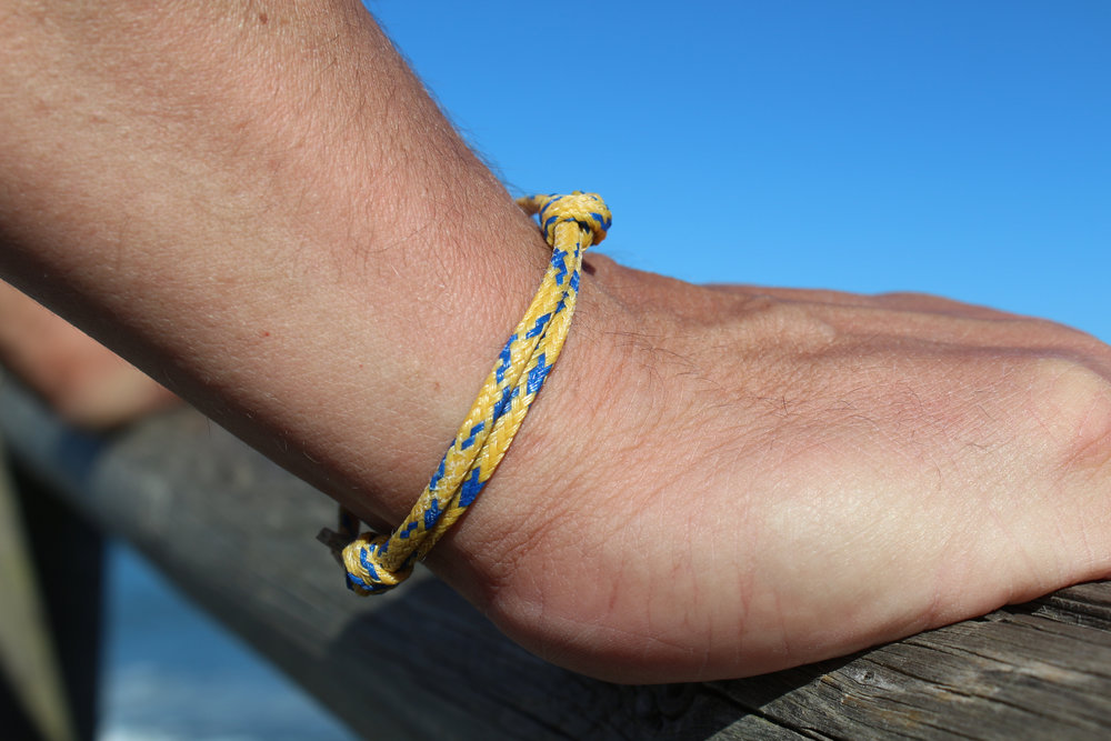 Upcycling Armband aus Fischernetz mit Schiebeknoten in Gelb Blau