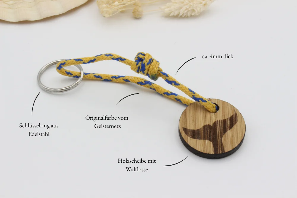 Schlüsselanhänger aus gelb-blauem Geisternetz mit Holzscheibe und Walfluke, beschriftet mit Material und Maßen