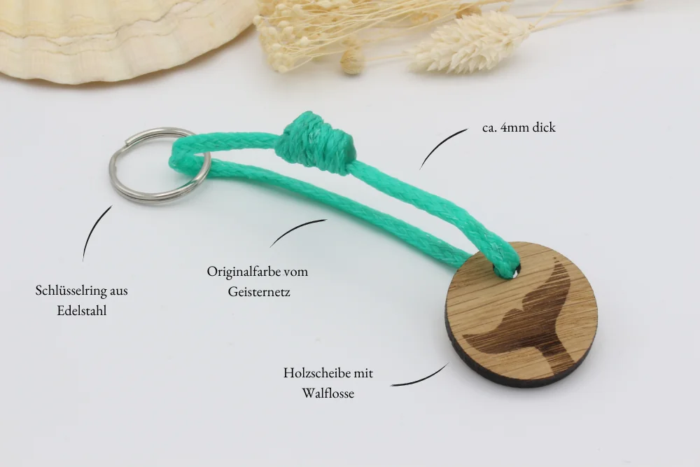 Schlüsselanhänger aus türkisgrünem Geisternetz mit Holzscheibe und Walfluke, beschriftet mit Material und Maßen
